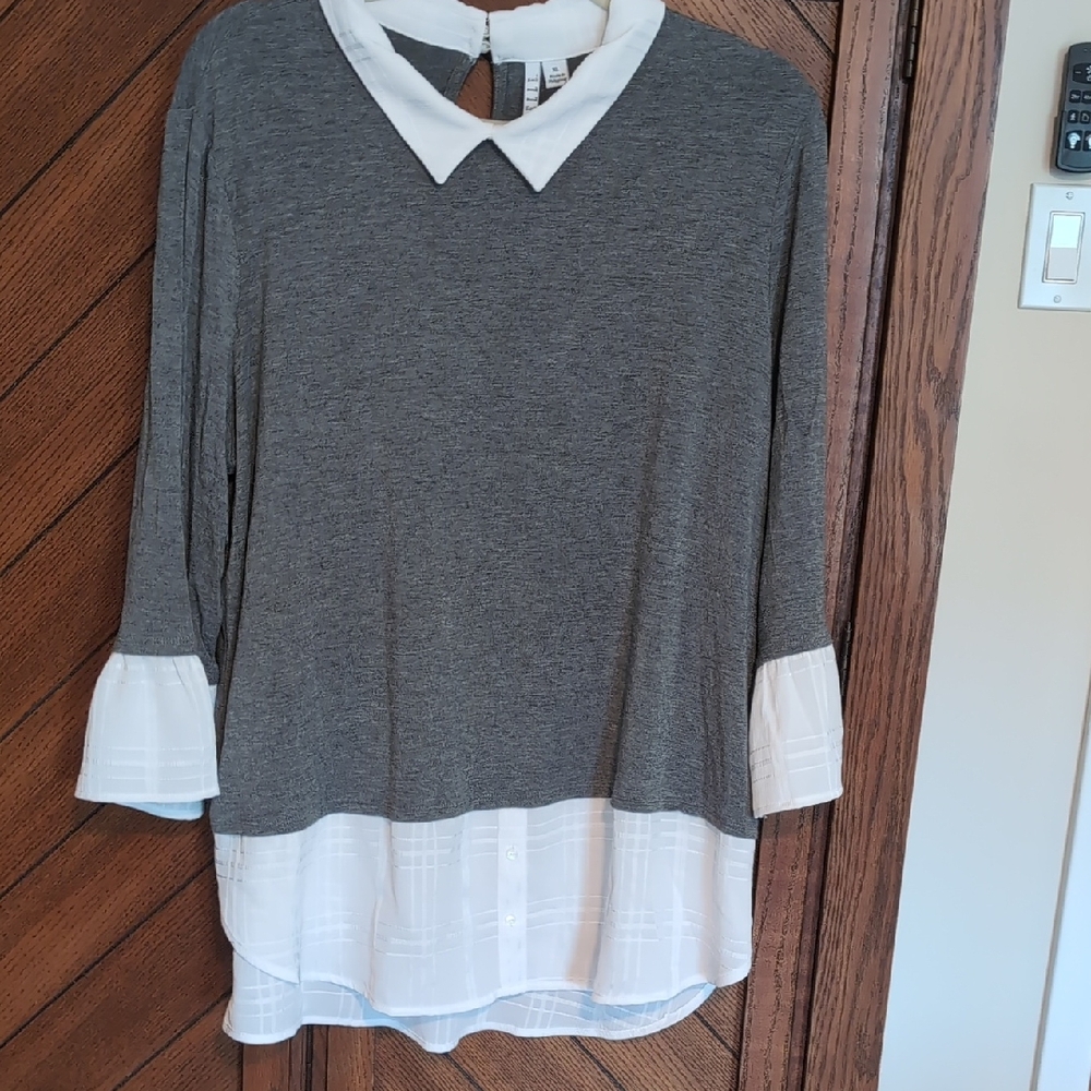 Elle Gray and White Blouse with Collar